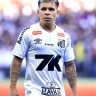 Soteldo em ação pelo Santos em jogo contra o Corinthians pelo Campeonato Brasileiro 2025