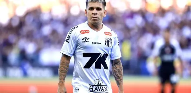 Soteldo solicita sua saída, e as negociações entre Santos e Fluminense progridem. 1 Soteldo em ação pelo Santos em jogo contra o Corinthians pelo Campeonato Brasileiro 2025