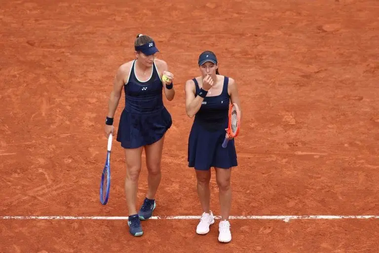 Stefani leva virada de dupla número 1 do mundo e para nas oitavas