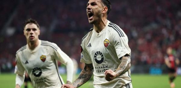Leandro Paredes, da Roma, comemora gol diante do Bayer Leverkusen na Liga Europa