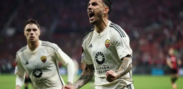 Leandro Paredes, da Roma, comemora gol diante do Bayer Leverkusen na Liga Europa