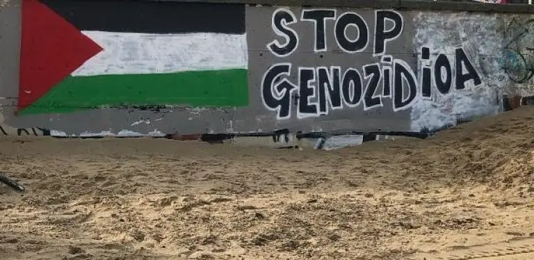 Groseko Indarra Surf Taldea protestou nas redes sociais