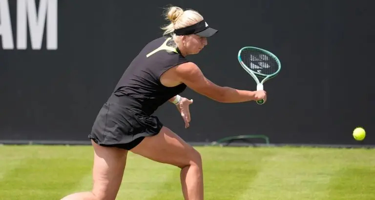 Tauson vence a primeira na grama e lidera boa rodada das favoritas