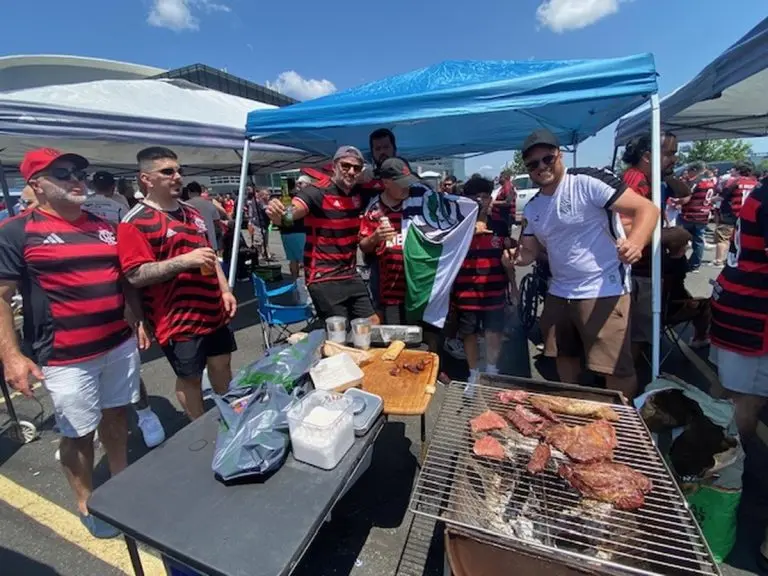 Com churrasco e bloco de carnaval, torcida do Flamengo invade a Filadélfia para jogo com o Chelsea