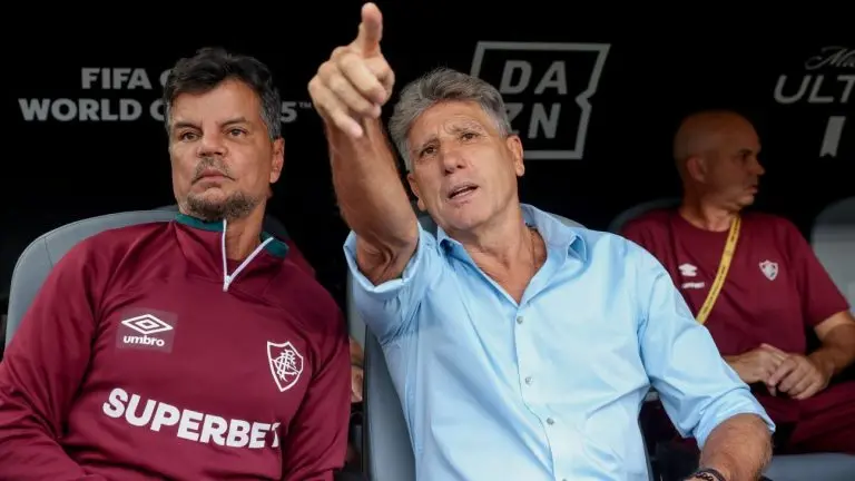 Torcida do Fluminense grita 'chuta, Everaldo' no Mundial e Renato reage em entrevista