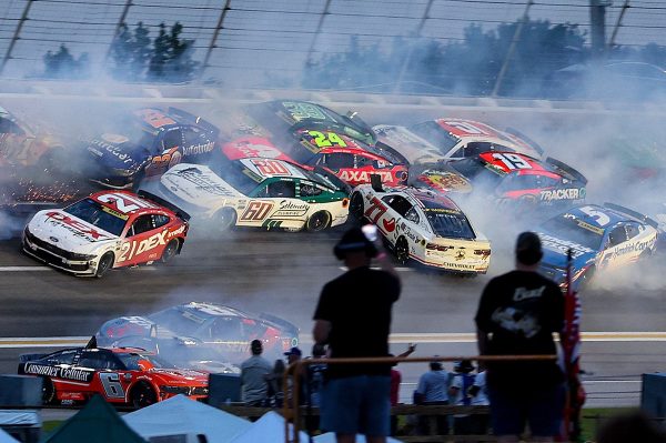 VÍDEO: Acidente envolvendo mais de 20 carros interrompe corrida da NASCAR em Atlanta