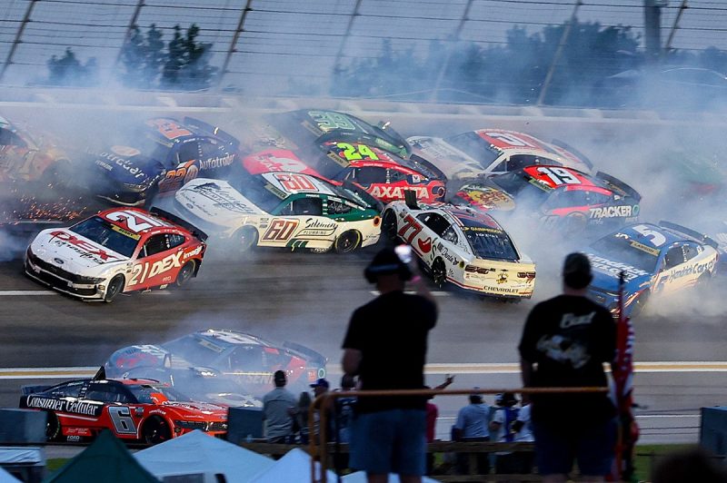 VÍDEO: Acidente envolvendo mais de 20 carros interrompe corrida da NASCAR em Atlanta