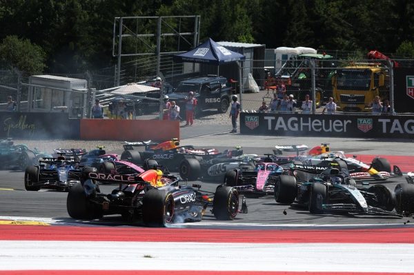 VÍDEO F1: Antonelli bate em Verstappen e ambos abandonam GP da Áustria; Fogo no carro faz Sainz perder corrida