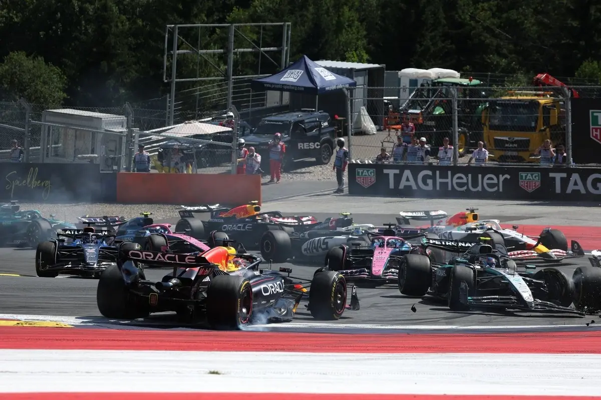VÍDEO F1: Antonelli bate em Verstappen e ambos abandonam GP da Áustria; Fogo no carro faz Sainz perder corrida