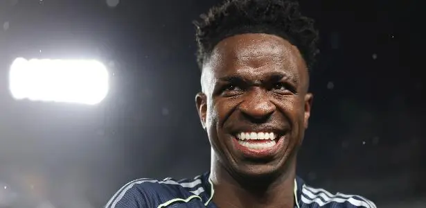 Vini impressiona com um belo gol, Real Madrid conquista a vitória e enfrentará a Juventus na fase do Flamengo. 1 Vini Jr abriu o placar antes de dar assistência para Valverde; Gonzalo García também marcou