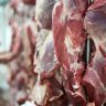 carne vermelha fresca e trabalhador de acougue trabalhando em segundo plano 1024x683