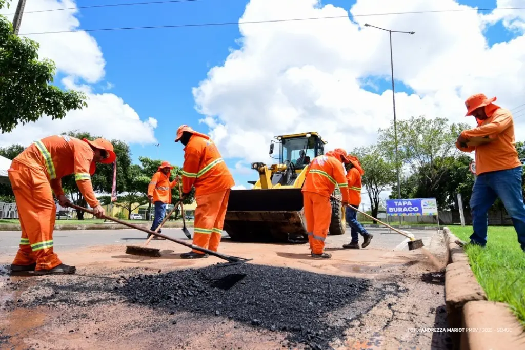 Com a Operação Tapa-Buracos, a prefeitura revitaliza mais de 260 ruas de Boa Vista. 1 1c4a0940e3df82bbc4dc6a01eef3affa