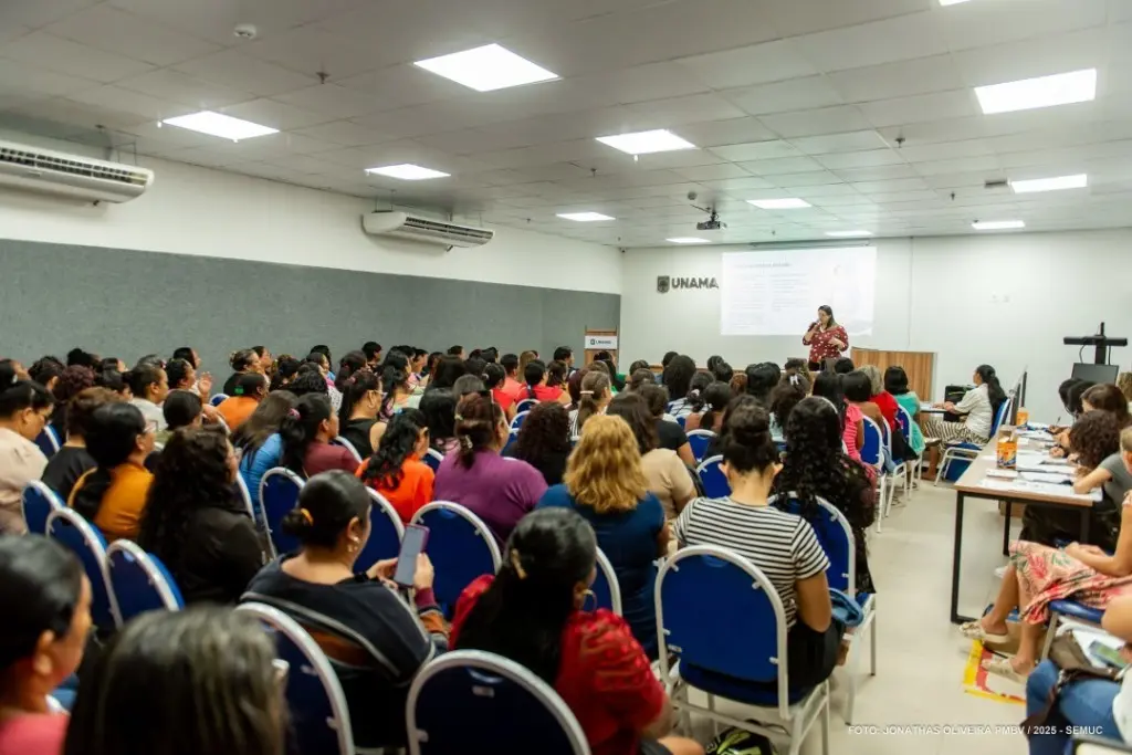 Merendeiras da Rede Municipal participam de formação para melhorar o preparo e a qualidade da alimentação escolar. 1 4102f77035818c375cff4d827eab736b