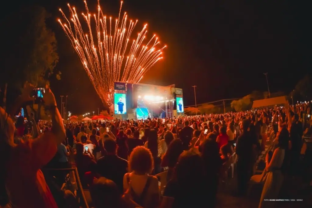 BOA VISTA COMPLETA 135 ANOS - Com fé, música e emoção, Deive Leonardo reúne devotos na Praça Fábio Paracat. 1 4c815cdff3858e2fedfe2f34407a1767