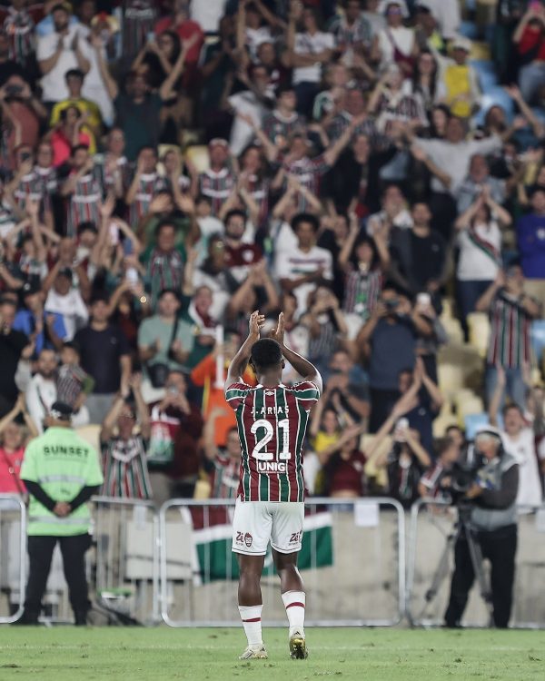Despedida de Arias tem boa atuação, aplausos da torcida, carinho de companheiros e silêncio