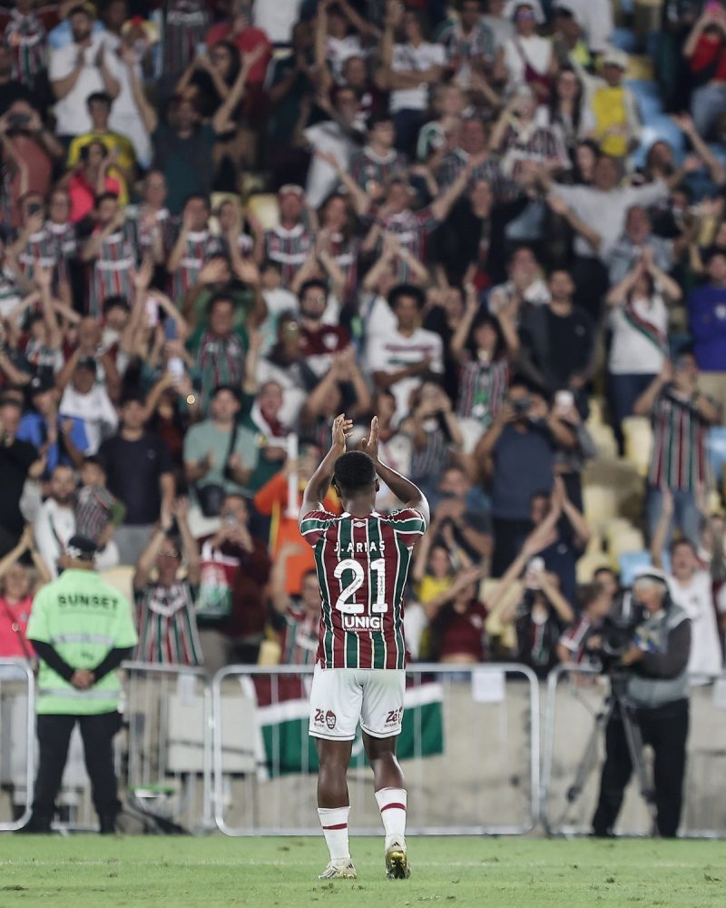 Despedida de Arias tem boa atuação, aplausos da torcida, carinho de companheiros e silêncio