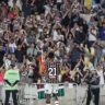 Despedida de Arias tem boa atuação, aplausos da torcida, carinho de companheiros e silêncio