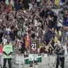 Despedida de Arias tem boa atuação, aplausos da torcida, carinho de companheiros e silêncio