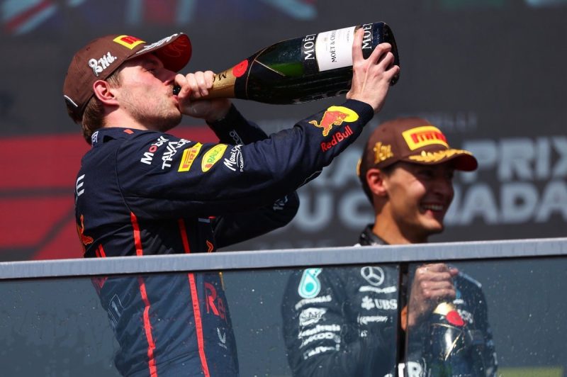<p><strong>ANÁLISE F1: O que está em jogo no conflito entre Verstappen e Mercedes</strong></p>
<p>A rivalidade entre Max Verstappen e a equipe Mercedes está mais intensa do que nunca, gerando um impasse significativo no mundo da Fórmula 1. Essa disputa não se resume apenas a pontos e pódios; há uma série de aspectos cruciais envolvidos. </p>
<p>Primeiramente, as questões de estratégia e desenvolvimento de carro estão em jogo. A Mercedes, historicamente uma potência na F1, busca recuperar sua posição de liderança. Por outro lado, Verstappen, defensor da Red Bull, está determinado a manter sua supremacia e consolidar sua imagem como um dos melhores pilotos da história.</p>
<p>Além disso, a dinâmica entre as equipes é repleta de tensão, com cada uma tentando superar a outra tanto na pista quanto fora dela. O equilíbrio de poder pode mudar rapidamente, e a forma como esses dois gigantes lidam com a situação pode ter repercussões duradouras na temporada.</p>
<p>Outro ponto importante é o impacto nas relações entre as equipes e os pilotos. Conflitos como esse podem influenciar não apenas o desempenho nas corridas, mas também a percepção do público e a credibilidade dos envolvidos.</p>
<p>Em suma, o impasse entre Verstappen e Mercedes é um tema central na atual temporada da Fórmula 1, com muito mais em jogo do que apenas troféus. As consequências desse confronto poderão moldar o futuro da categoria.</p> 1 ANÁLISE F1: O que está em jogo no impasse entre Verstappen e Mercedes