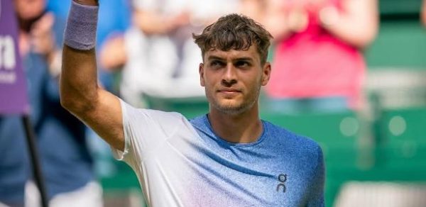 Flavio Cobolli derrotou João Fonseca na primeira rodada do ATP 500 de Halle
