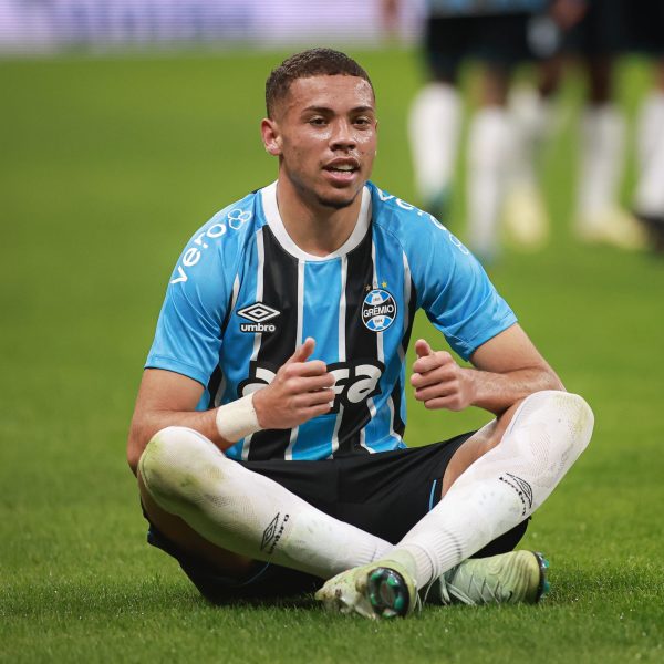 Primeiro gol, assistência e quase vômito: Alysson rouba a cena em título do Grêmio | grêmio