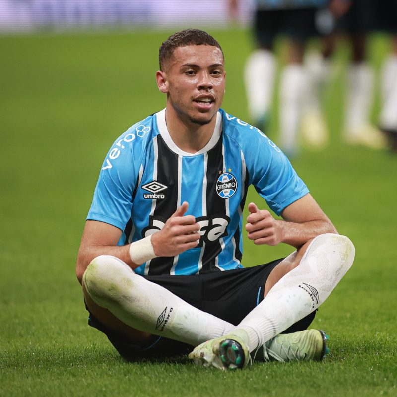 Primeiro gol, assistência e quase vômito: Alysson rouba a cena em título do Grêmio | grêmio