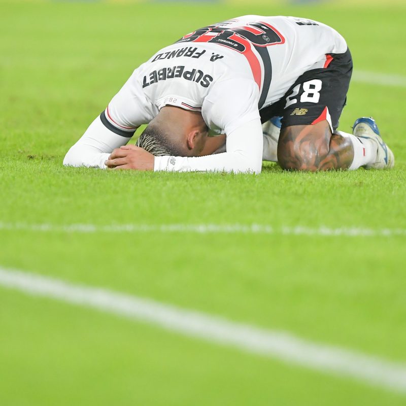 Análise: Sem conseguir enxergar a oportunidade no Maracanã, São Paulo enfrenta uma dura realidade na partida de estreia de Crespo. 1 Análise: sem ver a cor da bola no Maracanã, São Paulo leva choque de realidade na estreia de Crespo | são paulo