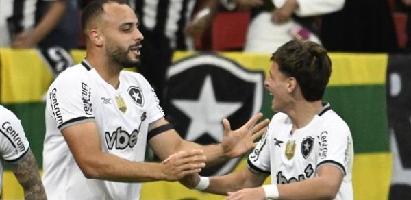 Arthur Cabral comemora gol do Botafogo sobre o Vasco em jogo do Brasileirão
