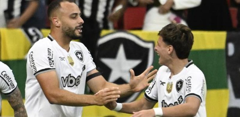 botafogo supera o vasco e conquista a vitória na estreia do filho de ancelotti. 1 arthur cabral comemora gol do botafogo sobre o vasco em jogo do brasileirão