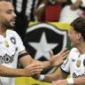 Arthur Cabral comemora gol do Botafogo sobre o Vasco em jogo do Brasileirão
