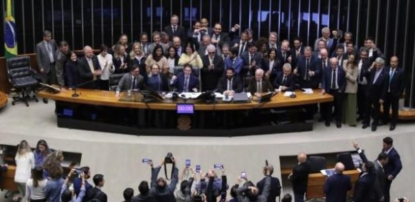Deputados comemoram a aprovação do projeto que torna permanente Lei de Incentivo ao Esporte