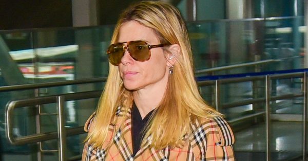 Carolina Dieckmmann desembarca no Brasil após passar últimos dias ao lado de Preta Gil | Famosos