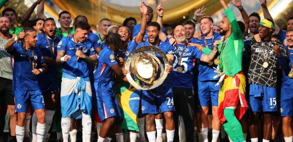 Jogadores do Chelsea fazem festa com o troféu do Mundial após vitória sobre o PSG