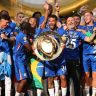 Jogadores do Chelsea fazem festa com o troféu do Mundial após vitória sobre o PSG