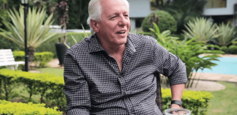 <p>Claro! Aqui está uma reescrita de uma entrevista fictícia com Milton Leite:</p>
<hr />
<p><strong>Entrevista com Milton Leite</strong></p>
<p><strong>Entrevistador:</strong> Olá, Milton! É um prazer tê-lo conosco. Para começar, como você descreve sua trajetória no jornalismo esportivo?</p>
<p><strong>Milton Leite:</strong> O prazer é meu! Minha trajetória no jornalismo esportivo tem sido incrível. Comecei há muitos anos, e desde então, tive a oportunidade de cobrir diversos eventos e fazer parte da história do esporte no Brasil. Cada experiência me moldou e me ensinou a valorizar ainda mais essa profissão.</p>
<p><strong>Entrevistador:</strong> Sem dúvida! E como você lida com a pressão de comentar jogos ao vivo?</p>
<p><strong>Milton Leite:</strong> A pressão faz parte do trabalho, e com o tempo, aprendi a administrá-la. O segredo é estar bem preparado, conhecer os times e jogadores, e acima de tudo, manter a calma. O apoio da equipe também faz toda a diferença.</p>
<p><strong>Entrevistador:</strong> Quais são os momentos mais marcantes que você presenciou ao longo da sua carreira?</p>
<p><strong>Milton Leite:</strong> São muitos! Mas alguns dos mais memoráveis foram as finais de Copas do Mundo e outras competições internacionais. O clima, a emoção dos torcedores e a adrenalina dos jogos são indescritíveis. Cada um desses momentos deixa uma marca.</p>
<p><strong>Entrevistador:</strong> E para o futuro, quais são seus planos e projetos?</p>
<p><strong>Milton Leite:</strong> Estou sempre aberto a novos desafios. Espero continuar contribuindo para o jornalismo esportivo e, quem sabe, até explorar outras plataformas, como projetos digitais que tragam a cobertura esportiva a um novo público.</p>
<p><strong>Entrevistador:</strong> Muito inspirador! Para encerrar, qual conselho você daria para quem deseja seguir a carreira de jornalista esportivo?</p>
<p><strong>Milton Leite:</strong> Acredite no seu sonho! Estude, pratique e nunca pare de aprender. A paixão pelo esporte é fundamental, mas a ética e a dedicação são o que realmente fazem a diferença.</p>
<p><strong>Entrevistador:</strong> Obrigado, Milton! Foi uma honra conversar com você.</p>
<p><strong>Milton Leite:</strong> Eu que agradeço!</p>
<hr />
<p>Se precisar de algo mais específico ou de um tema diferente, é só avisar!</p> 1 Juca Kfouri
