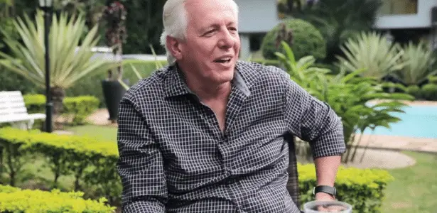 <p>Claro! Aqui está uma reescrita de uma entrevista fictícia com Milton Leite:</p>
<hr />
<p><strong>Entrevista com Milton Leite</strong></p>
<p><strong>Entrevistador:</strong> Olá, Milton! É um prazer tê-lo conosco. Para começar, como você descreve sua trajetória no jornalismo esportivo?</p>
<p><strong>Milton Leite:</strong> O prazer é meu! Minha trajetória no jornalismo esportivo tem sido incrível. Comecei há muitos anos, e desde então, tive a oportunidade de cobrir diversos eventos e fazer parte da história do esporte no Brasil. Cada experiência me moldou e me ensinou a valorizar ainda mais essa profissão.</p>
<p><strong>Entrevistador:</strong> Sem dúvida! E como você lida com a pressão de comentar jogos ao vivo?</p>
<p><strong>Milton Leite:</strong> A pressão faz parte do trabalho, e com o tempo, aprendi a administrá-la. O segredo é estar bem preparado, conhecer os times e jogadores, e acima de tudo, manter a calma. O apoio da equipe também faz toda a diferença.</p>
<p><strong>Entrevistador:</strong> Quais são os momentos mais marcantes que você presenciou ao longo da sua carreira?</p>
<p><strong>Milton Leite:</strong> São muitos! Mas alguns dos mais memoráveis foram as finais de Copas do Mundo e outras competições internacionais. O clima, a emoção dos torcedores e a adrenalina dos jogos são indescritíveis. Cada um desses momentos deixa uma marca.</p>
<p><strong>Entrevistador:</strong> E para o futuro, quais são seus planos e projetos?</p>
<p><strong>Milton Leite:</strong> Estou sempre aberto a novos desafios. Espero continuar contribuindo para o jornalismo esportivo e, quem sabe, até explorar outras plataformas, como projetos digitais que tragam a cobertura esportiva a um novo público.</p>
<p><strong>Entrevistador:</strong> Muito inspirador! Para encerrar, qual conselho você daria para quem deseja seguir a carreira de jornalista esportivo?</p>
<p><strong>Milton Leite:</strong> Acredite no seu sonho! Estude, pratique e nunca pare de aprender. A paixão pelo esporte é fundamental, mas a ética e a dedicação são o que realmente fazem a diferença.</p>
<p><strong>Entrevistador:</strong> Obrigado, Milton! Foi uma honra conversar com você.</p>
<p><strong>Milton Leite:</strong> Eu que agradeço!</p>
<hr />
<p>Se precisar de algo mais específico ou de um tema diferente, é só avisar!</p> 1 Juca Kfouri