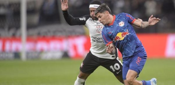 Memphis Depay joga contra o Red Bull Bragantino após ter faltado a treino do Corinthians durante a semana