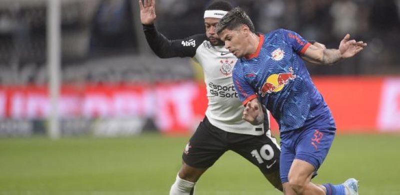 Memphis Depay joga contra o Red Bull Bragantino após ter faltado a treino do Corinthians durante a semana