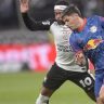 Memphis Depay joga contra o Red Bull Bragantino após ter faltado a treino do Corinthians durante a semana