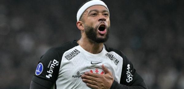Memphis Depay balançou as redes em em Corinthians x América de Cali, partida da Sul-Americana