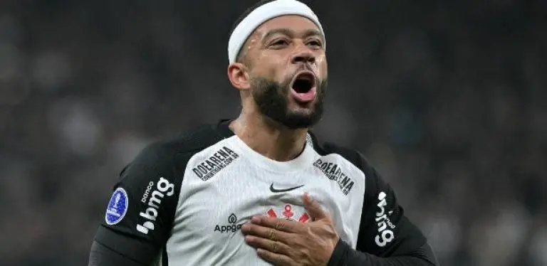 Memphis Depay balançou as redes em em Corinthians x América de Cali, partida da Sul-Americana