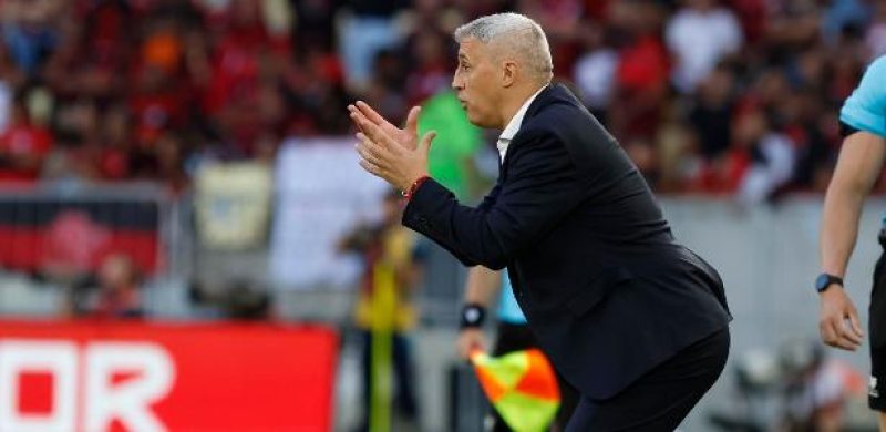 Crespo coloca pés no chão no São Paulo e diz que títulos são 'sonho'