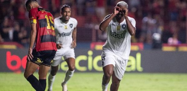 Cuiabano, do Botafogo, comemora após marcar contra o Sport, pelo Brasileirão