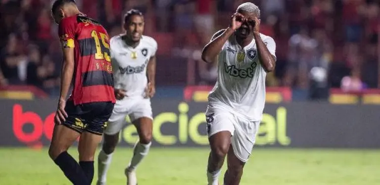Cuiabano, do Botafogo, comemora após marcar contra o Sport, pelo Brasileirão