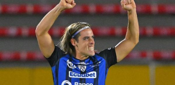 Spinelli marcou um dos quatro gols da vitória acachapante dos equatorianos por 4 a 0