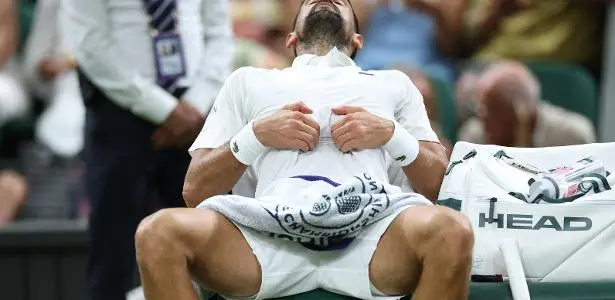 Djokovic enfrenta dificuldades, perde um set e passa mal, mas consegue avançar na estreia em Wimbledon. 1 Novak Djokovic na primeira rodada de Wimbledon em 2025