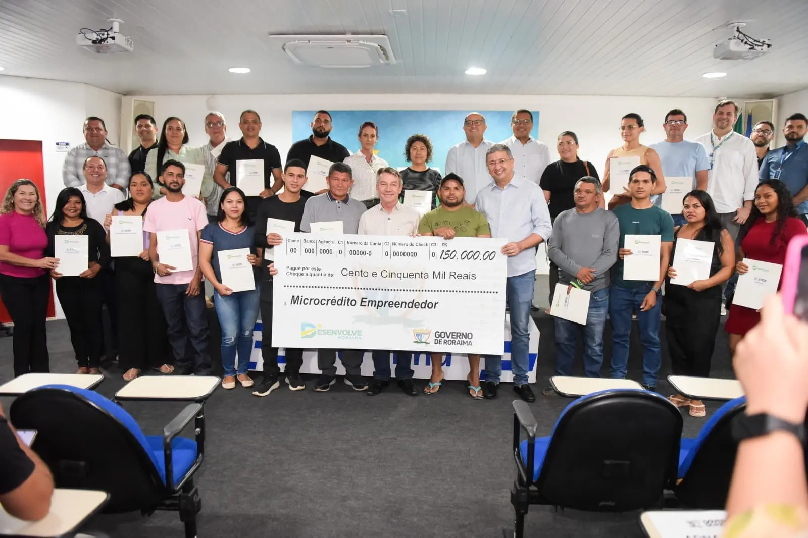 Governo de Roraima impulsiona pequenas empresas com nova liberação de R$ 150 mil em microcrédito. 1 Entrega de R 150 mil em microcredito 11