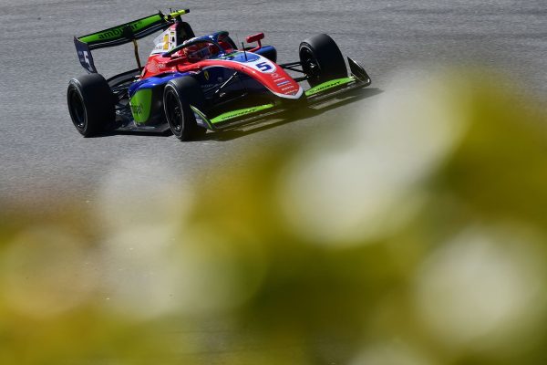 f3: câmara é oitavo na sprint de silverstone enquanto tsolov abandona; inthraphuvasak vence