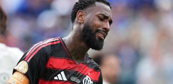 Gerson se lamenta durante jogo entre Flamengo e Chelsea no Mundial