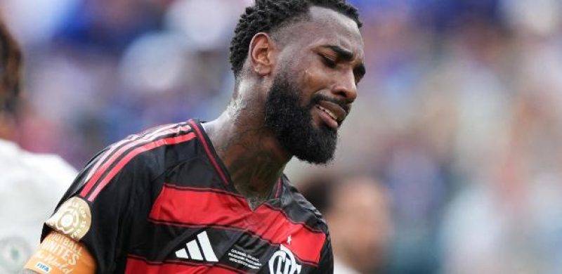 Gerson se lamenta durante jogo entre Flamengo e Chelsea no Mundial